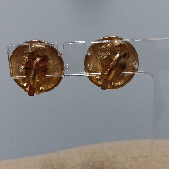 Carolee faux pearl clip earrings - Picture 2 of 5